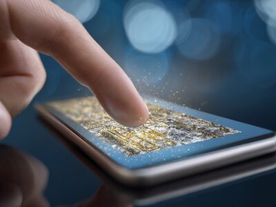 Người dùng thực hiện giao dịch nạp rút một chạm trên app KL99