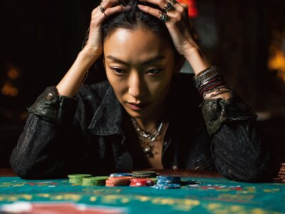 Dealer SA Gaming phục vụ bàn Baccarat và Xóc đĩa
